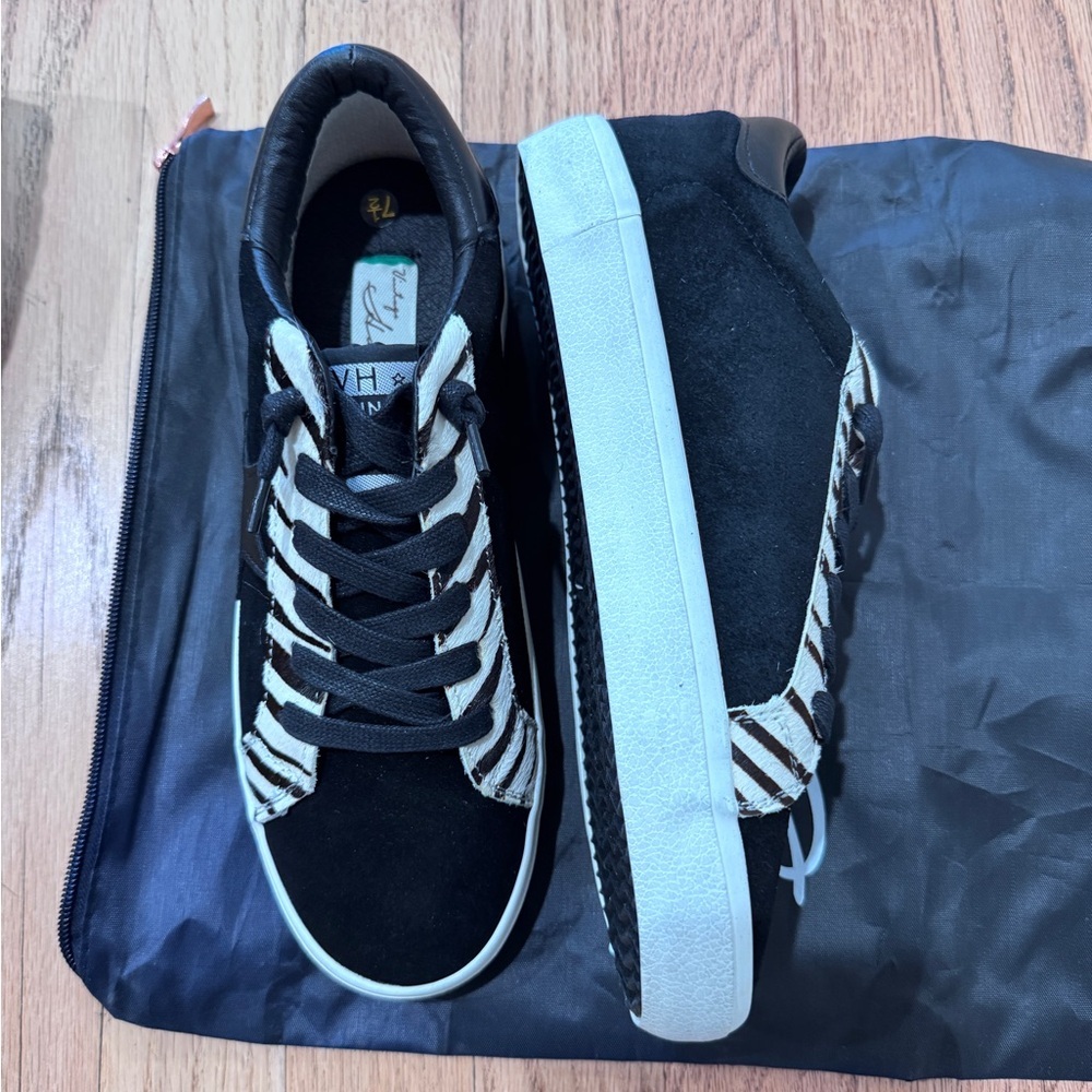 Vintage Havana Black and White Sneakers in 7.5 - Picture 3 of 9